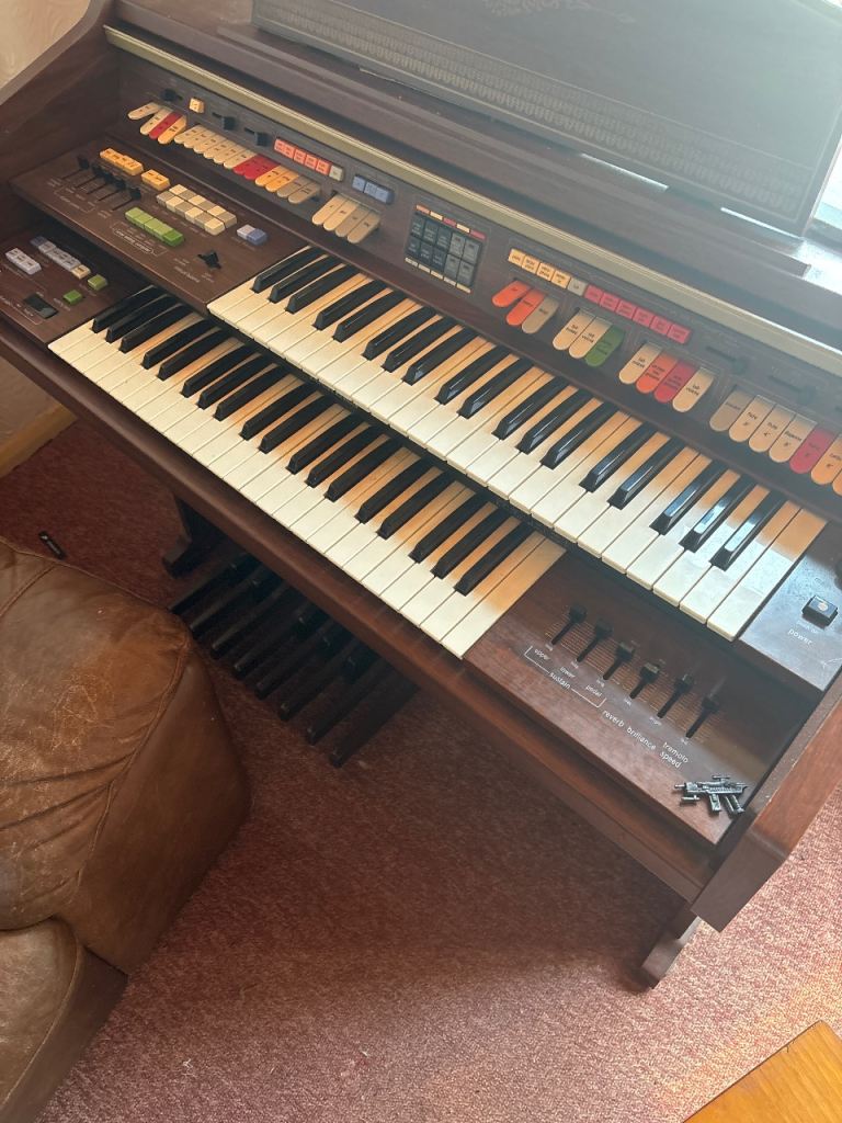 Vintage Electronic Organ – Good Condition, Brown Wood Finish
