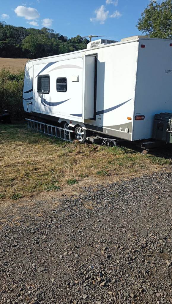 Caravan 2005 Dutchmen 29 , electric awning ,mover on 4 wheels,shower ,oven,hop,large fridge