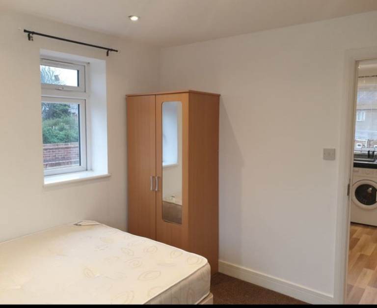 2 BEDROOM FLAT BRYONY ROAD SHEPHERDS BUSH W12