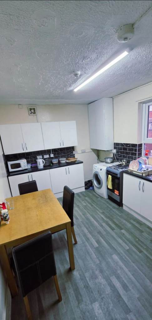 Double bed shared Room available in shared house old Trafford