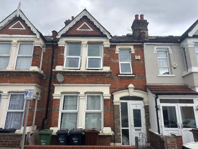 4 bedroom house in Barking near station 