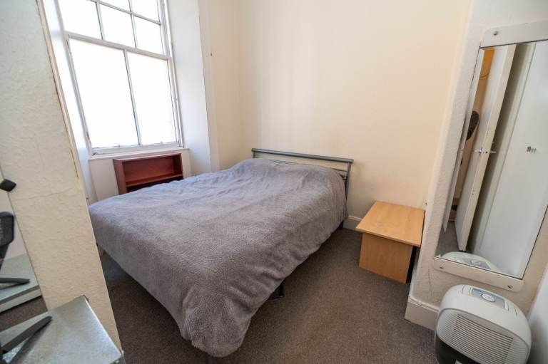 Contemporary, 1 bedroom, 1st floor flat in Causewayside - available May