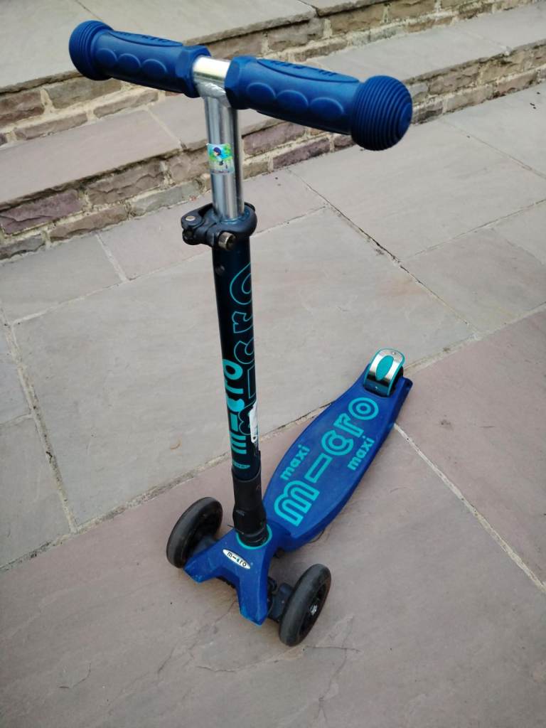 Maxi Micro Scooter – Blue, Very Good Condition - with light up wheels. Handle folds flat.