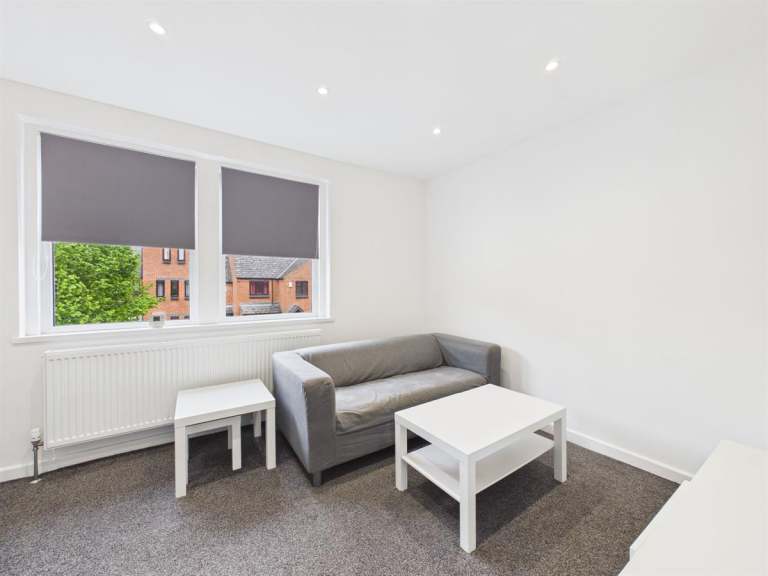 3 bedroom flat in Flat B, Rose Hill, Oxford