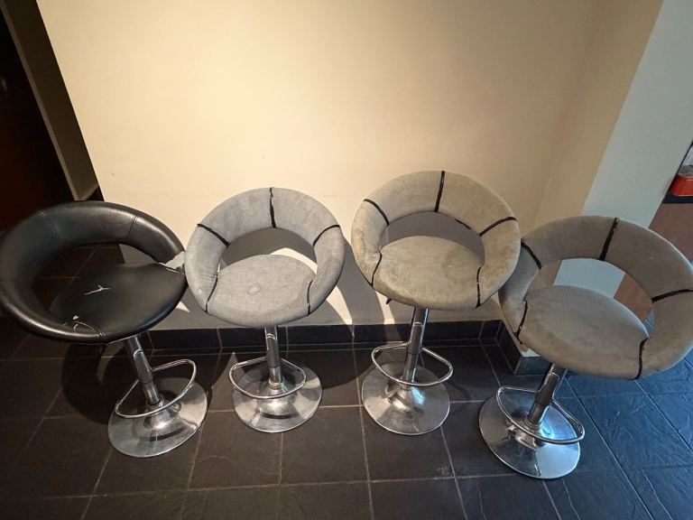 4 x bar stools fully functioning