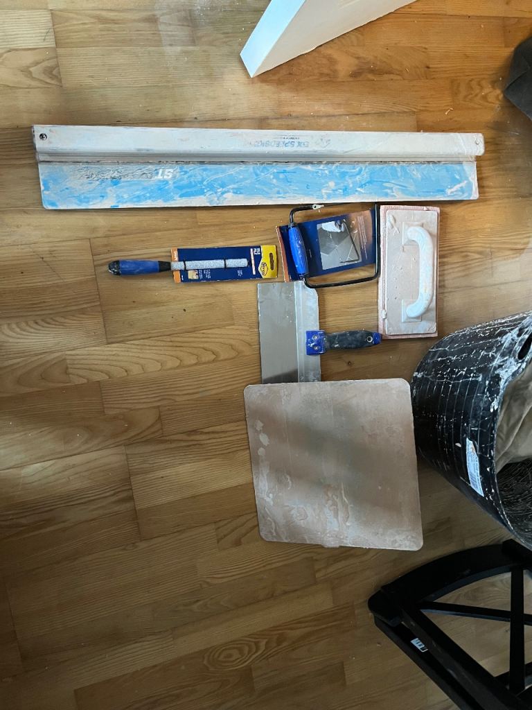 Assorted tiling / plastering tools