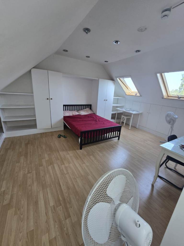 Double room and Large En-suit With Bills £800-£1100
