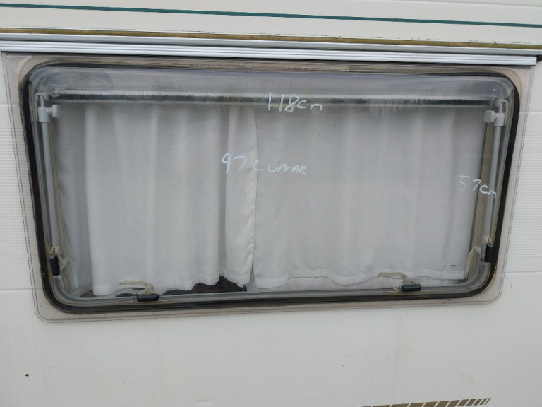 Lunar caravan side window 