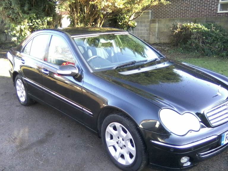 AUTOMATIC MERCEDES-BENZ C CLASS C220 CDi ELEGANCE SE TURBO DIESEL 4-DR SALOON 2004 (54 PLATE)