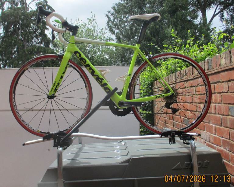LOCKABLE THULE BIKE CARRIER FOR ATTACHING TO ROOF BARS