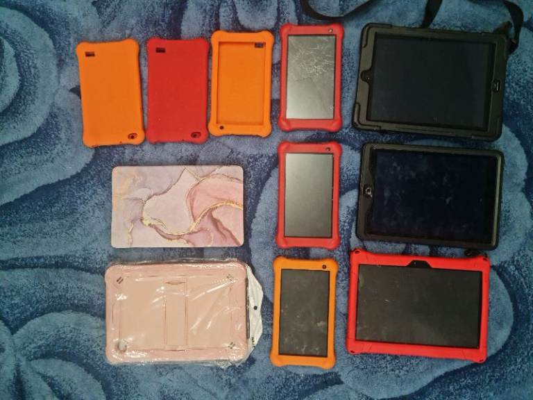 Ipads, androd tablets and cases bundle 