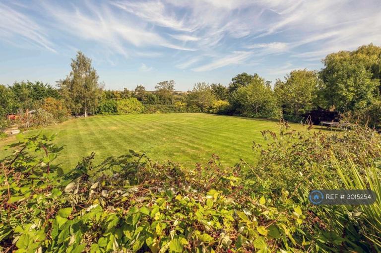 2 bedroom flat in Green Lane, Isham, Kettering, NN14 (2 bed) (#3015254)
