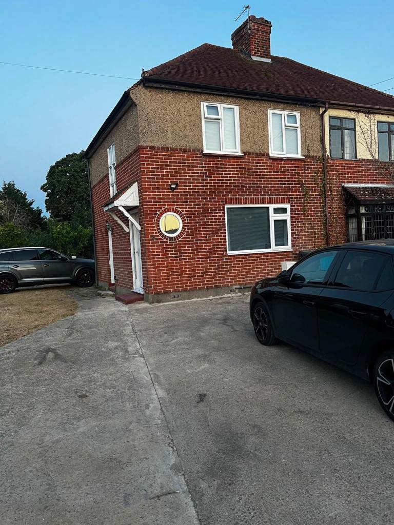 3 bedroom house available in Tw19