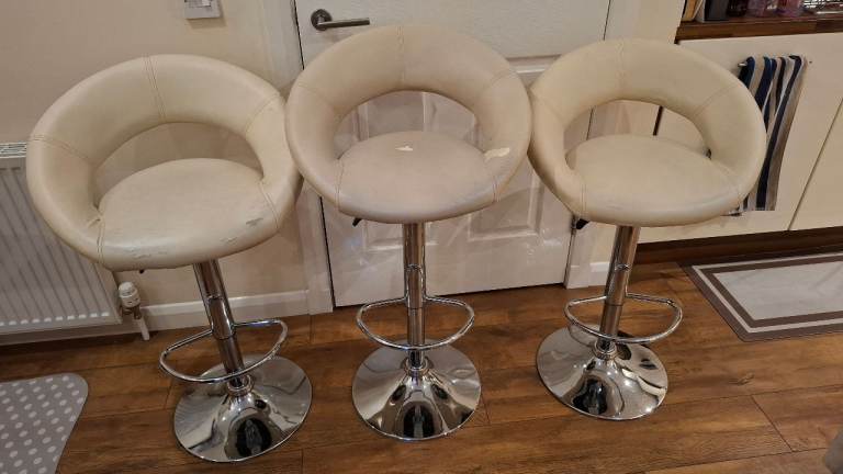 Bar stools x 3, Not great condition 