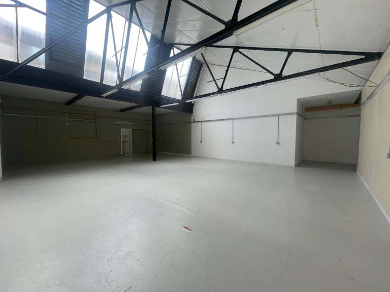 Warehouse To Rent in Lea Bridge, London