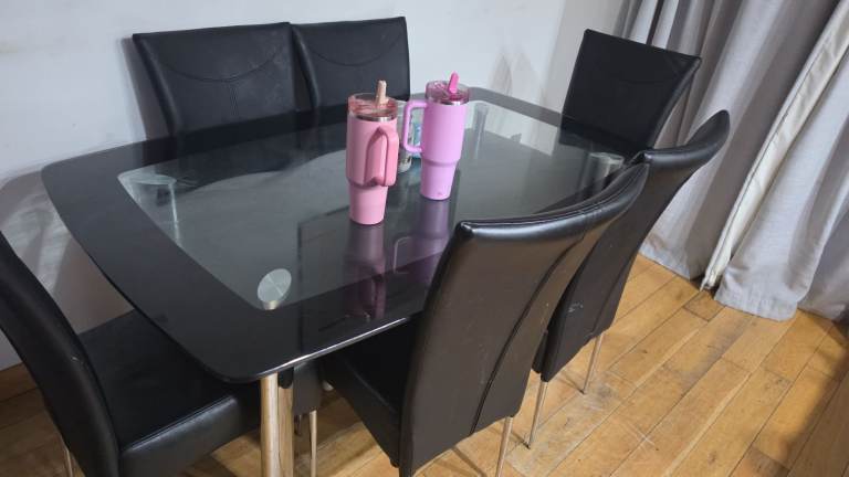 Black Glass Dining Table with 6 Chairs – Good Condition