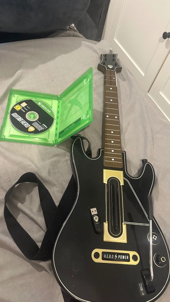 Guitar hero live, dongle and guitar 