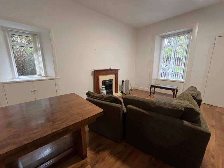 Uphall - 3 Bedroom, huge ground floor flat - Bright & Sunny - partially furnished 