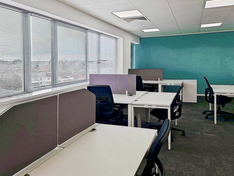 Crawley - RH10 1JH \ Desk Space Available in a Coworking Environment