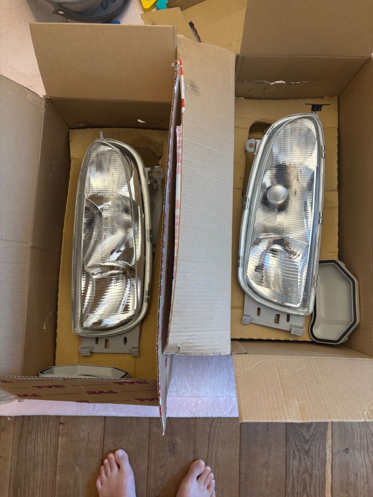 TYC Ford Fiesta MK4 (1996-1999) Headlights - Pair (1x New Sealed, 1x Open/Spares)