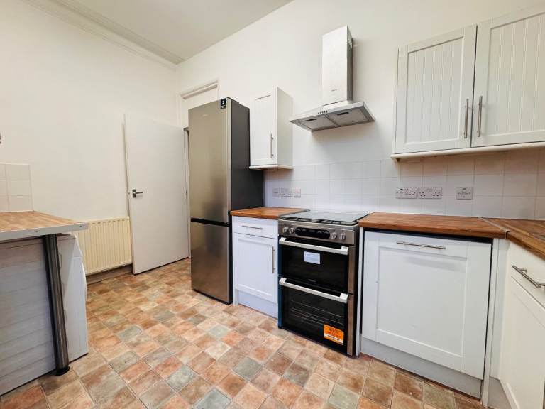 2 Bedroom Garden Flat to Rent - Near Willesden Green Jubilee Line Station - NW2