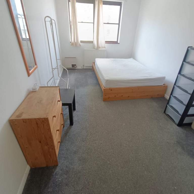 Room at Greenwich area near by station