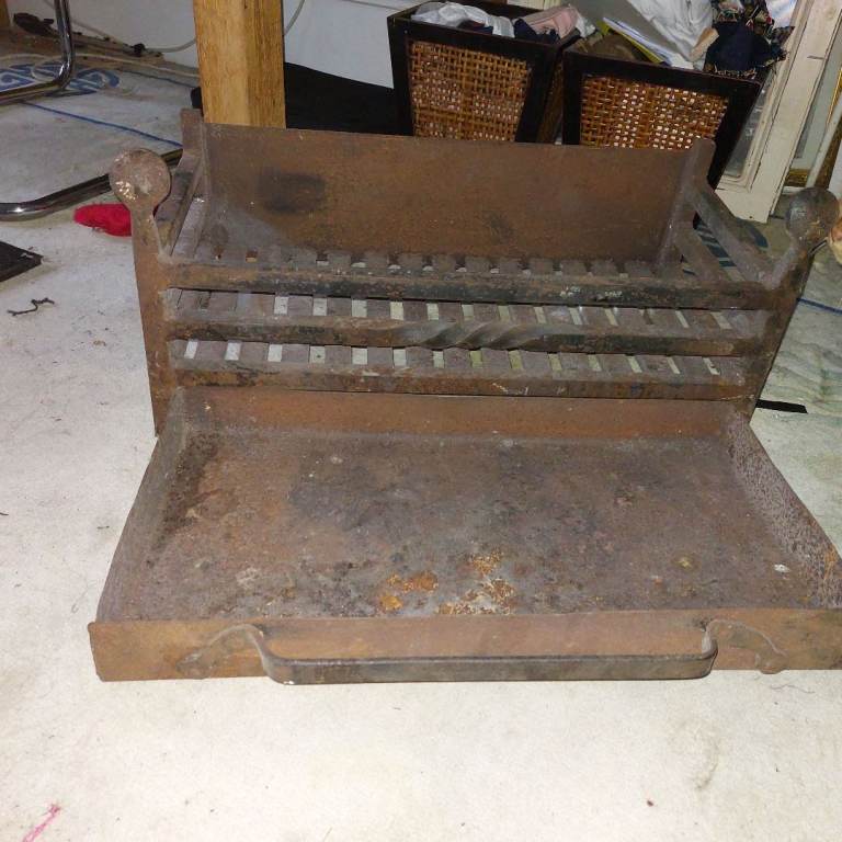 Iron fire grate and ashes tray