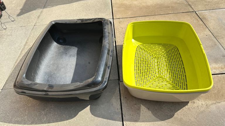 Set of 2 cat litter boxes