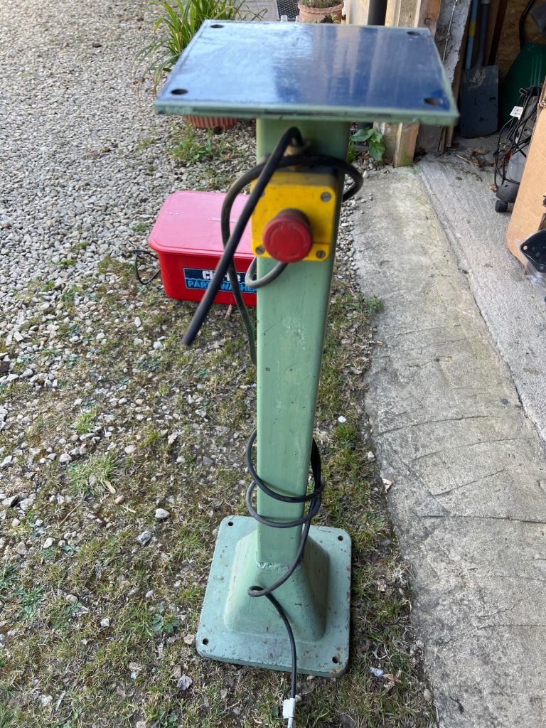 Pedestal freestanding 