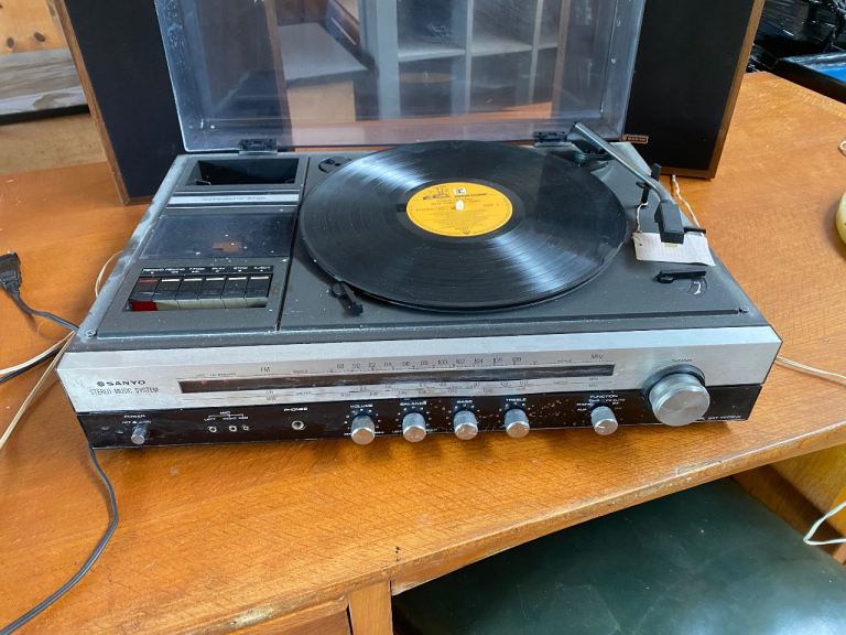 VINTAGE SANYO HIFI SYSTEM WITH SPEAKERS ,WORKING CONDITION ,TAPE PLAYER ,FREE LOCAL DELIVERY 