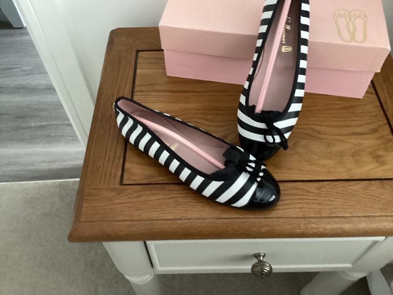 LADIES ….PRETTY BALLERINA …..BLACK & WHITE PUMPS …SIZE 4