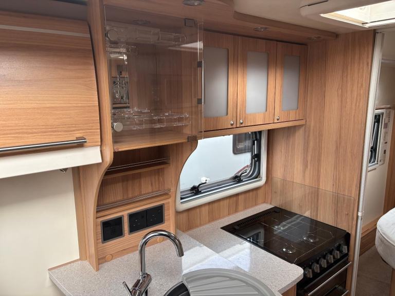  BAILEY UNICORN VIGO - FIXED TRANSVERSE ISLAND BED CARAVAN + MOTORMOVER 