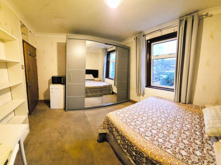 Rent Double Room - close to Leyton tube Central Line 
