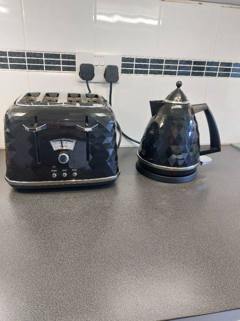 DeLonghi Black Kettle and 4-Slice Toaster Set – Good Condition