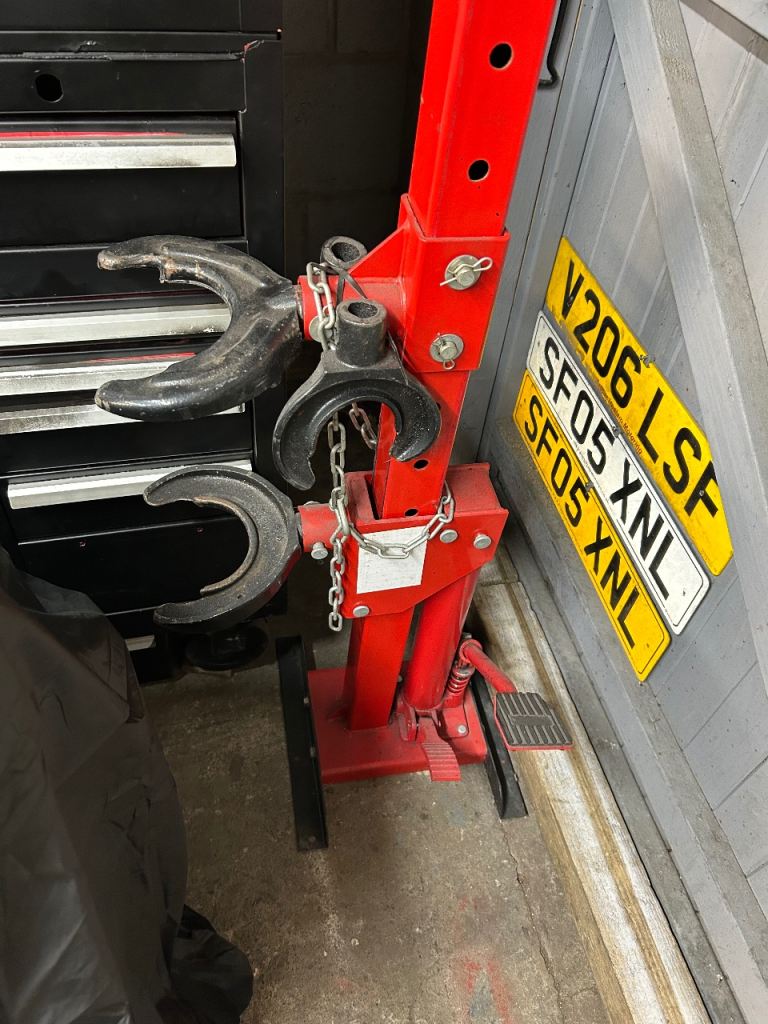 Spring strut changer machine 