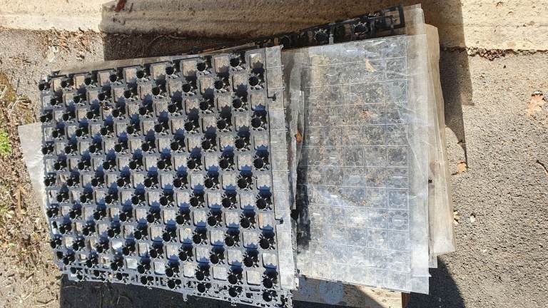 Castellated floor panels and UFH pipe