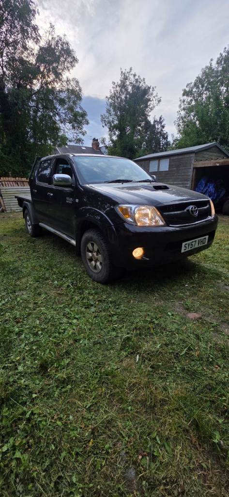Toyota hilux 3.0 invincible double cab pickup trayback 