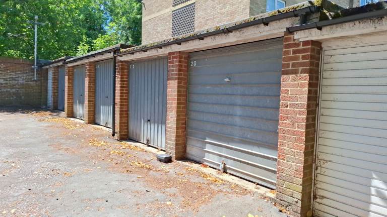 Garage/Parking/Storage to rent: Malvern Court off Addington Road, Reading RG1 5PL