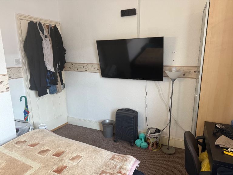 Double room in Three bed room house 