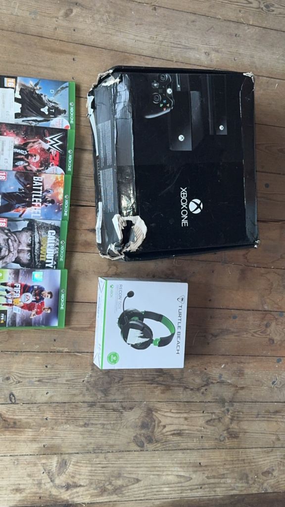 Xbox One 500GB Bundle - Controller, Kinect, Headset + 5 Games