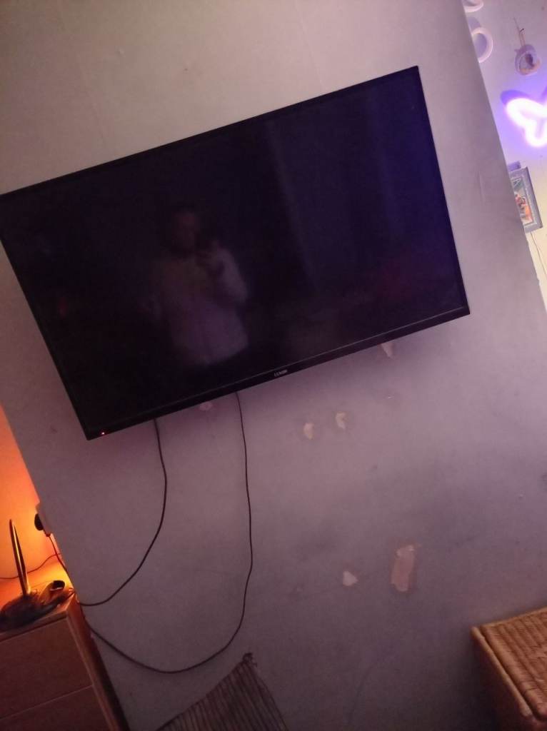 Luxor 42 inch smart tv