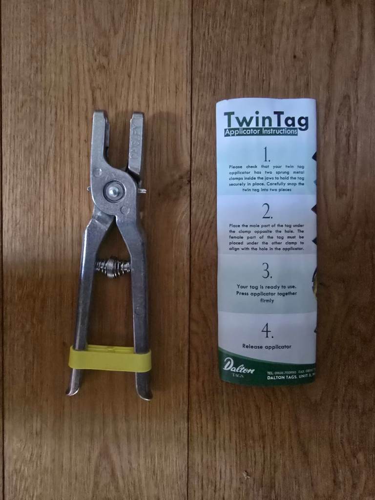 Daltons Twin Tag Applicator 