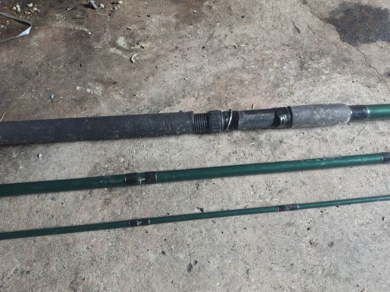 A set of two identical feeder rods