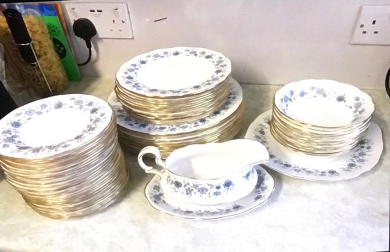 “Colclough” (Braganza Floral pattern) Crockery sets Blue/White English Bone-China