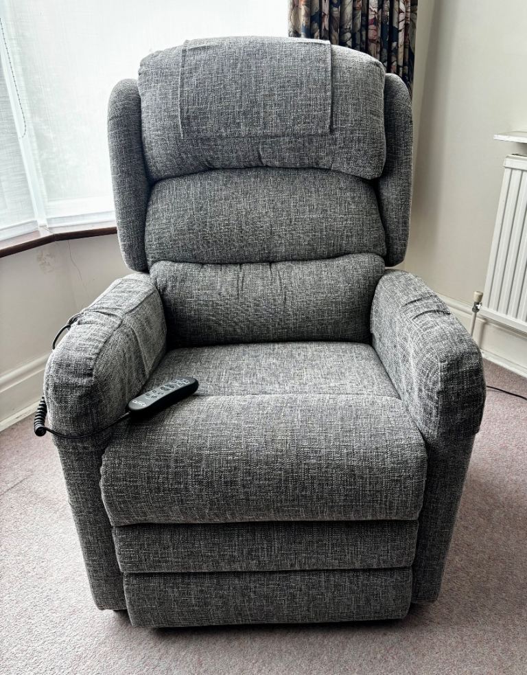 Kingsbridge Deluxe Sitting Pretty Riser Recliner Chair