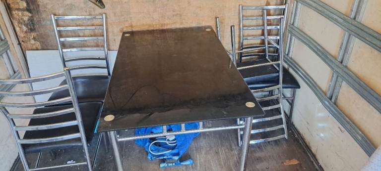 Black dinning tabbkw with black chairs