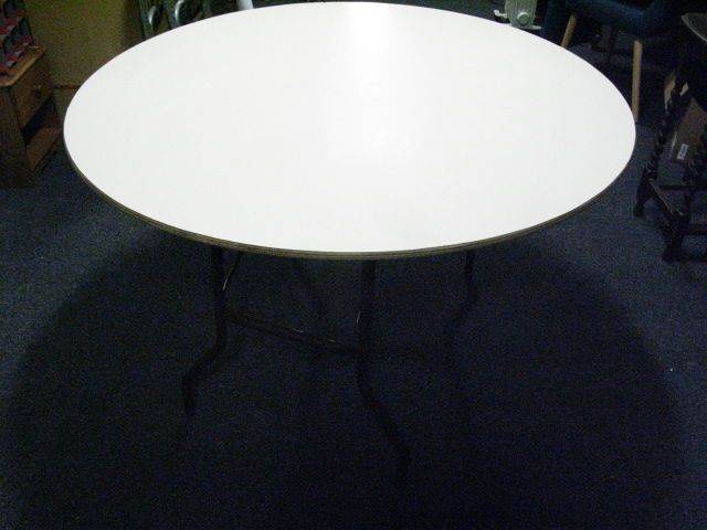 Round shaped Table with folding legs. Size : H=76cm , Diameter=120cm
