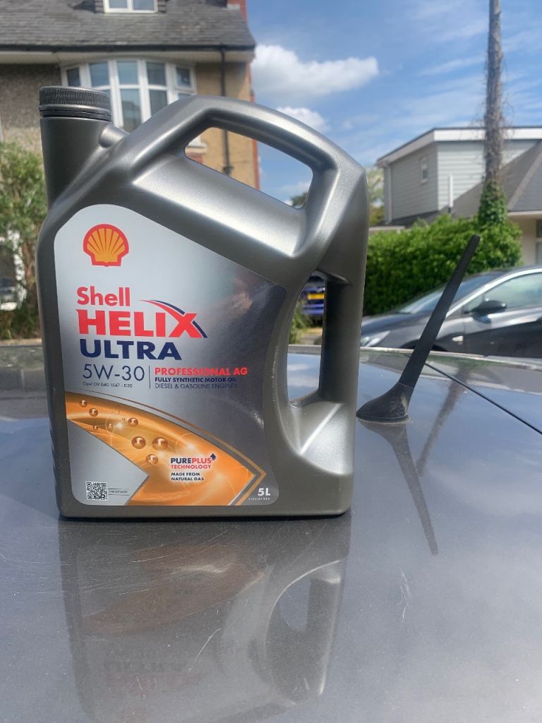 Shell helix 5 litre motor oil OOD 06/25