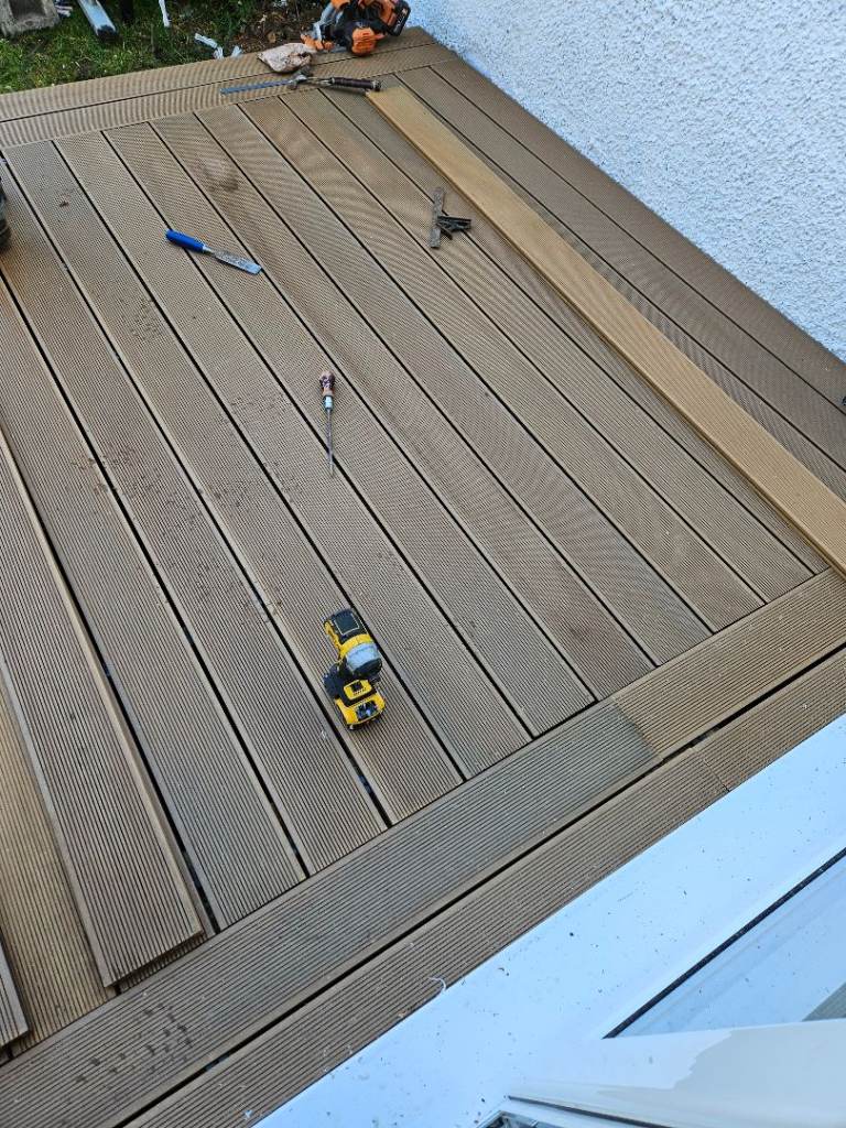  Decking composite Boards – deck Good Condition, Ready for Use