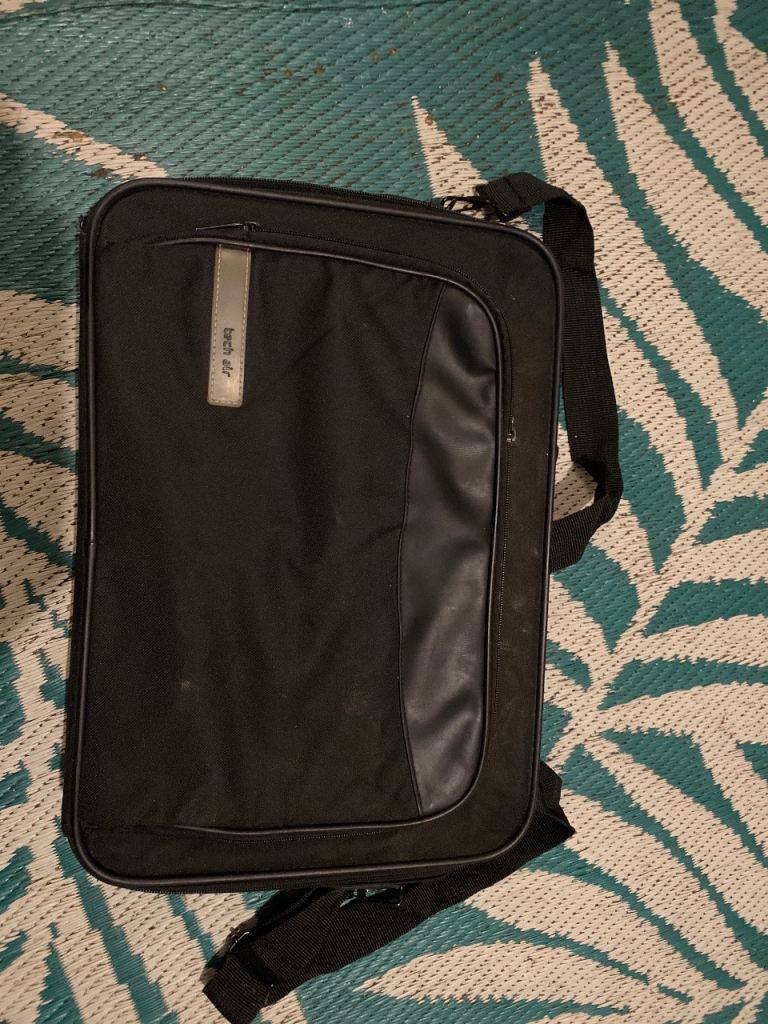 Black Laptop Carry Bag with Shoulder Strap – Good Condition